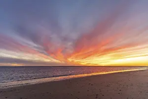 Evening Light Photography Drucke: A breathtaking sunset on the beach