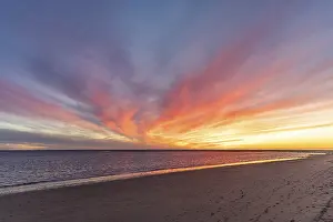 Evening Light In Spain Drucke: A breathtaking sunset on the beach