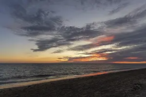 Deserted Beach Spain Drucke: A breathtaking sunset on the beach
