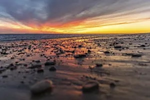 Evening Light On The Sea Drucke: A breathtaking sunset on the beach