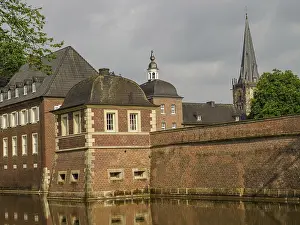 Deutschland Drucke: Mauerwerksarchitektur mit Turm und Graben.