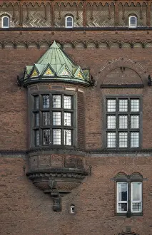 National Romantic Style Architecture Drucke: Brick facade with bay window