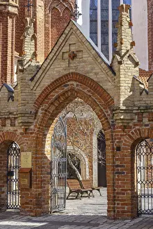 Drucke von Ein Backsteingotik-Tor öffnet sich auf ein ruhiges Innenhof, Vilnius, Litauen, baltische Staaten Verwandte Bilder Drucke: Ein Backsteingotiktor öffnet sich auf einen stillen Hof.