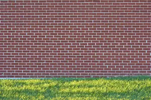 Travel Photography Canada Drucke: A brick wall with a meadow in front of it