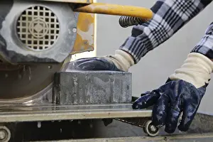 Handicraft Worker Drucke: Bricklayer at the stone cutter