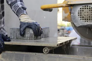 Handicraft Worker Drucke: Bricklayer at the stone cutter