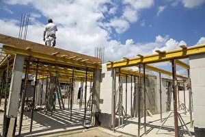 Home Construction Drucke: Bricklayer working on the construction site for a new detached house