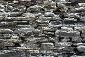 Drucke von Ziegel aus verwitterten Schieferplatten, die das Format füllen, Angers, Département Maine-et-Loire, Region Pays de la Loire, Frankreich Angers Drucke: Betonsteine aus verwitterten Schieferplatten.
