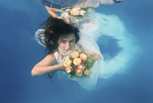 Underwater Wedding Drucke: Bride, underwater wedding in a pool