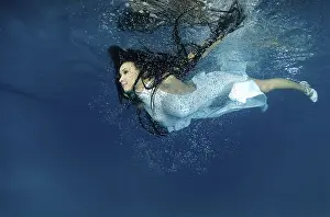 Underwater Wedding Drucke: Bride, underwater wedding in a pool
