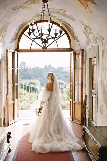Glamorous Bride Drucke: The bride walks in the interior of the villa