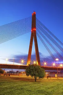 Drucke von Brücke in Riga bei Nacht, Lettland Lettland Drucke: Brücke in Riga bei Nacht, Lettland.