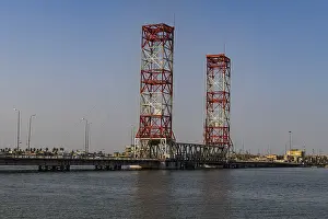 Drucke von Ein Brückensperrwerk überspannt den Arvand Rood, während im Hintergrund der Shatt Al-Arab in Basra, Irak zu sehen ist Basra Drucke: Basra Brücke über den Arvand Rood