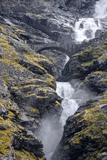 Trollstigen Mountain Road Drucke: Bridge over Stigfossen waterfall