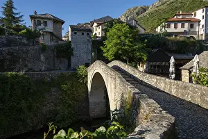 Bilder Datiert 17. Juni 2024: Ein Brücke aus Steinmaterial in warmen Morgenlicht.