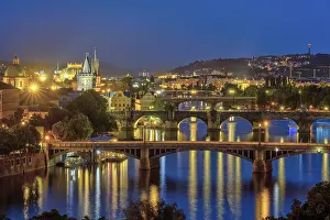 Gerahmter Druck : Die Brücken über die Vltava in Prag bei Nacht. Gerahmter Druck : Die Brücken über die Vltava in Prag bei Nacht.