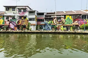 Travel Photography Malaysia Drucke: Brightly painted house fronts along the Malacca River