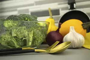 Kitchen Table Setup Drucke: Broccoli preparation for cooking on the kitchen table