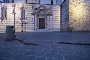 Empty Urban Environment Italy Drucke: Broken chain, behind it the cathedral of Grosseto