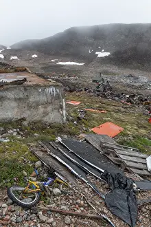 East Greenland Landscape Drucke: Broken children's bicycle
