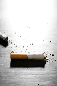 Broken Cigarette Drucke: Broken cigarette