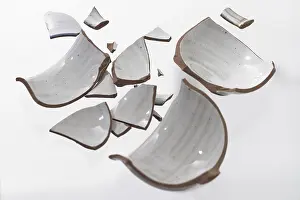 Deserted Tableware Drucke: Broken cup