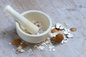 Broken Eggshells Drucke: Broken eggshells crushed with mortar