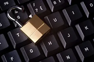 Computer Security Breach Drucke: A broken padlock on top a computer keyboard to represent the concept of computer security breach