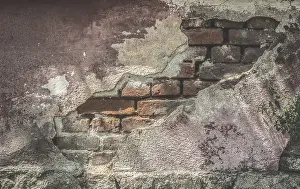 Urbane Kunst Drucke: Geschlossener Putz und Ziegelmauer. Sonnenlicht.