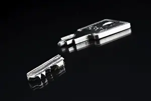 Cut Out Studio Shot Drucke: Broken safety key