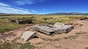 Ancient Civilization Image Drucke: Broken stone structures are spread across the vast countryside