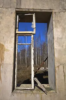 Deserted House Drucke: Broken window in a wall of the collapsed house