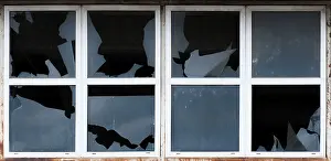 Broken Windows Drucke: Broken windows of old building. White frames