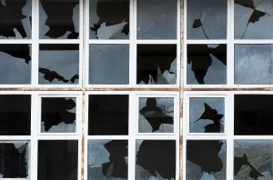 Broken Windows Drucke: Broken windows of old building. White frames