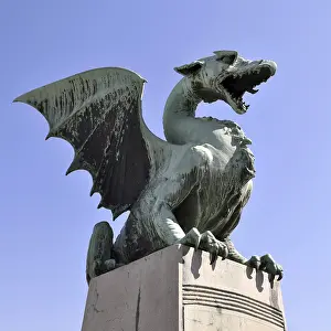 Drucke von Bronzestatue eines Drachen auf der Dragon Bridge, Zmajski Most, Ljubljana, Slowenien Bildhauerei Drucke: Bronzestatue eines Drachen auf dem Drachenbrücke