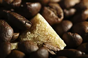 Drucke von Kubus brauner Zucker und Kaffeebohnen-Hintergrund. Natürliche Morgensonne Arabica Drucke: Brauner Zuckerwürfel und Kaffeebohnen-Hintergrund.