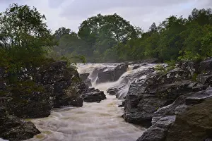 Scenic Scottish Landscapes Drucke: A bubbling river flows through a tree-lined
