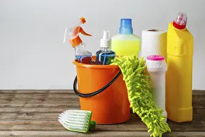 Hygienic Practices Drucke: Bucket with cleaning items on light background