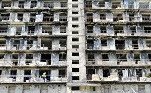 Residential Building Repair Drucke: Builder at work on the restoration