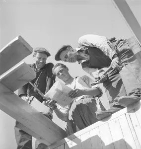 Traditional Craftsmanship Skills Drucke: Builders in the 1940s
