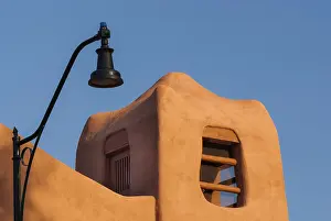 Drucke von Ein traditionelles Adobe-Haus in Santa Fe, New Mexico, mit einem Dach aus Lehmziegeln und einer Fassade aus Erde. Diese ökologische Architektur ist ein Beispiel für nachhaltige Bauweise New Mexico Drucke: Adobe-Architektur in Santa Fe, New Mexico