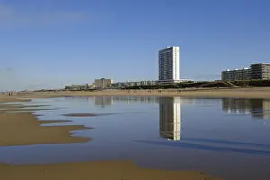 Dutch Seaside Resort Drucke: Building on sandy beach, reflection