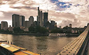Central Business District Frankfurt Drucke: Building in the sunset in the banking district