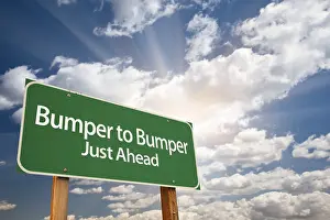 Konzeptuelle Kunst Drucke: Bumper zu Bumper grüner Verkehrsschild mit dramatischen Wolken
