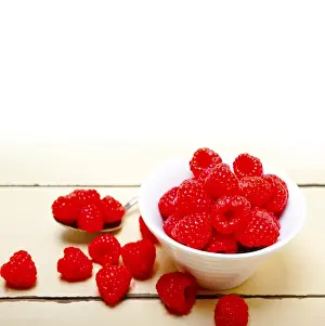 Healthy Snack Ideas Drucke: Bunch of fresh raspberry on a bowl and white wood rustic table