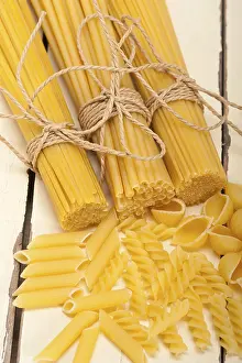 White Rustic Table Decor Drucke: Bunch of Italian pasta type on a white rustic table