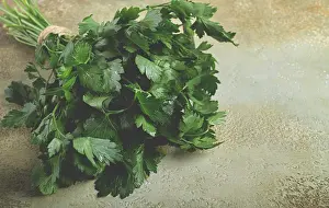 Country Style Meal Prep Drucke: Bunch of parsley, on the table