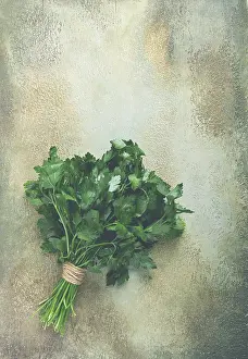 Rustic Food Style Drucke: Bunch of parsley, on the table