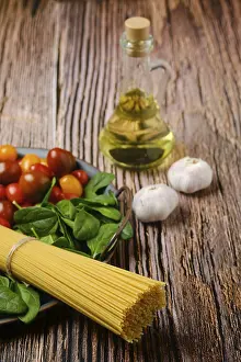 Healthy Pasta Dish Drucke: A bunch of raw spaghetti with spinach