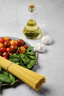 Olive Oil Recipes Drucke: A bunch of raw spaghetti with spinach